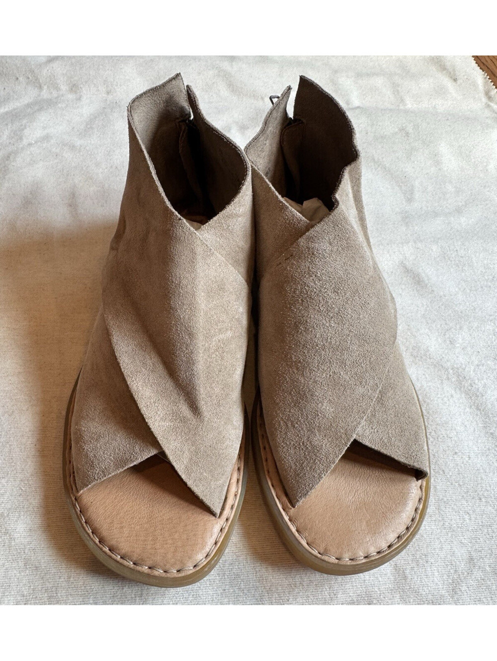 Børn Women’s Suede Crossover Strap Zip Back Flat Sandals Taupe US 7 [COPY]